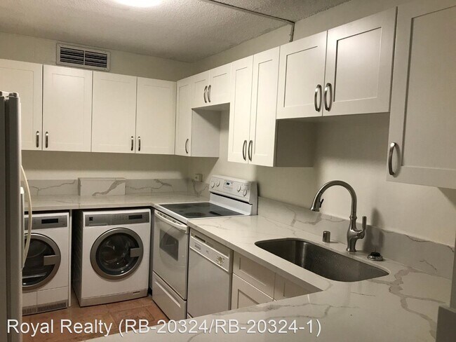 Building Photo - 2 br, 2 bath House - 204 Kapahulu Avenue #103