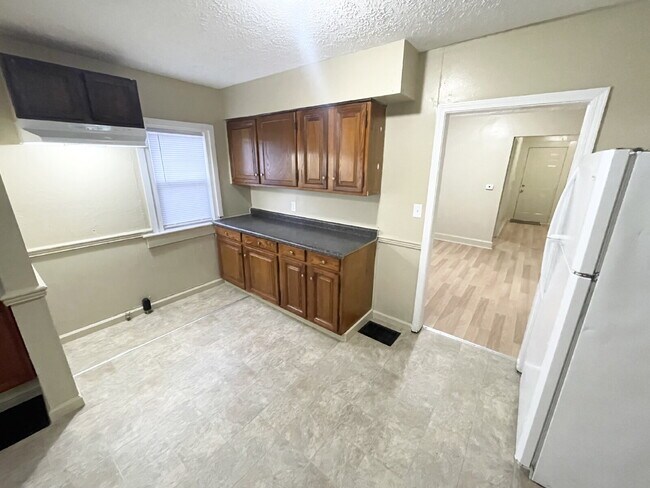 Foto del edificio - 4 Bedroom Home with covered front porch