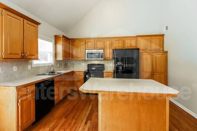 Building Photo - Spacious 4 bd, 2.5 bth Home in Lee's Summit