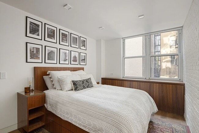 Building Photo - 23 E 10th St