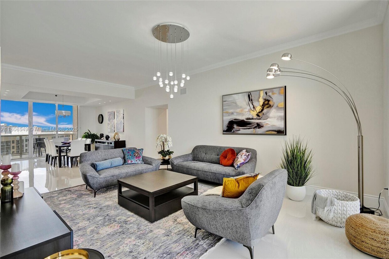 Foto principal - 16001 Collins Ave