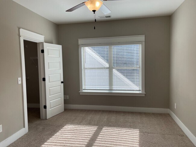 Foto del edificio - 1460 Valley Trace