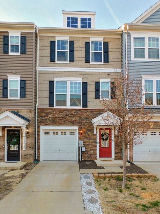 Primary Photo - 4-bedroom townhouse in Wildewood