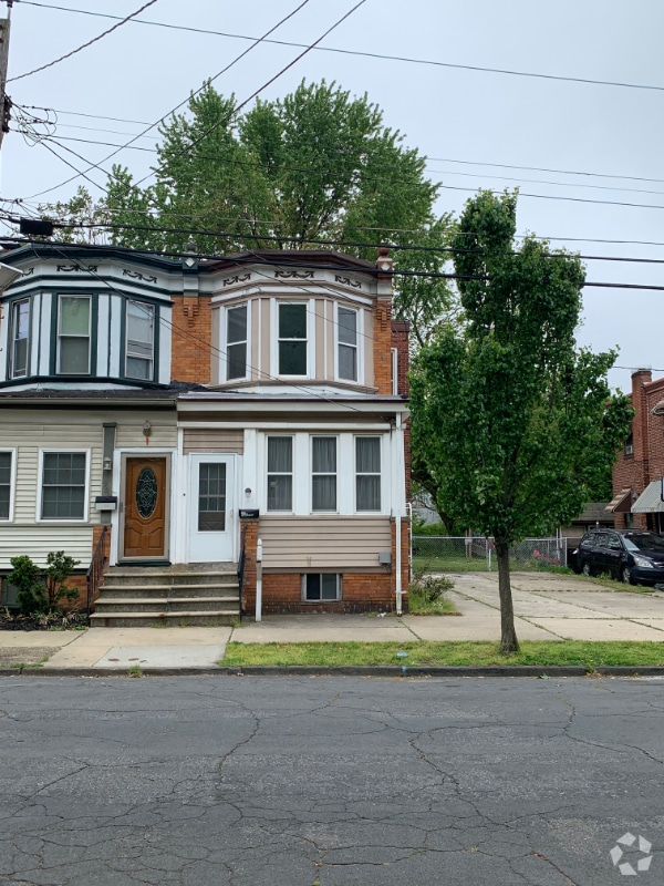 Building Photo - 730 Division St
