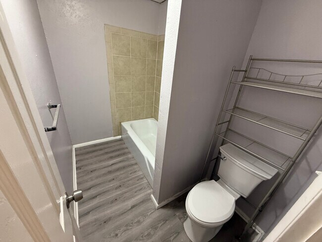 Foto del edificio - 125 Charmony Frontage Rd