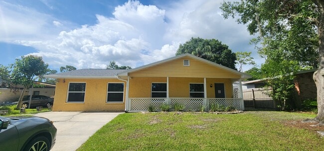 Building Photo - 303 Floral Dr