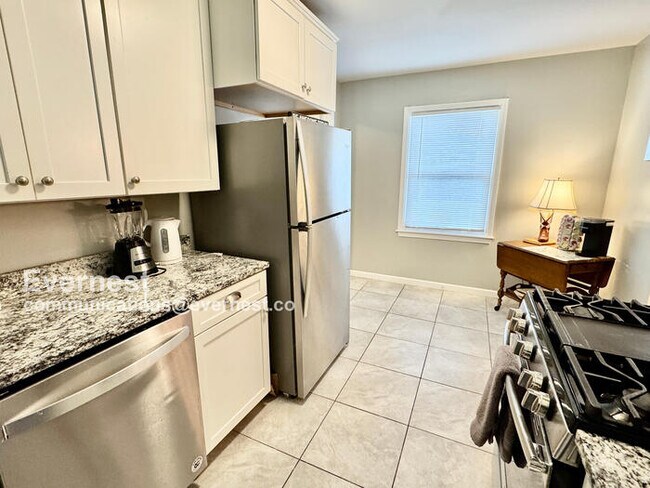 Foto del edificio - Beautiful 4-Bedroom Home with Modern Comfo...