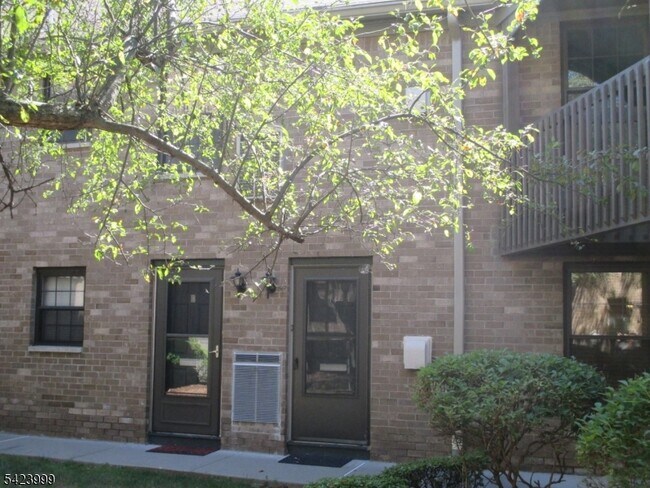 Foto del edificio - 181 Long Hill Rd