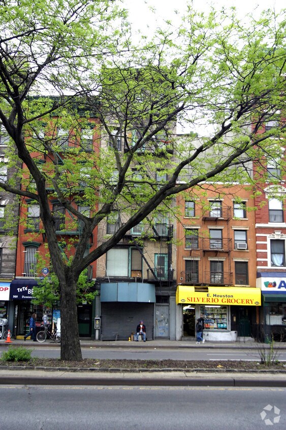 Foto del edificio - 303 E Houston St