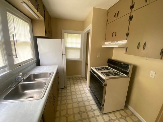 Building Photo - 1738 Meadows Avenue East Peoria - 3BR/1BA ...
