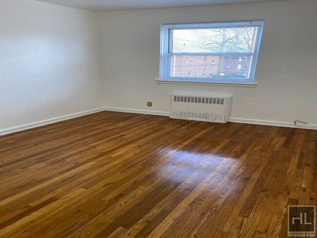 Building Photo - Spacious Two Bedroom in Bayside NY