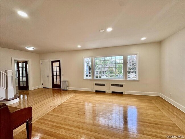 Foto del edificio - 73 Watkins Ave