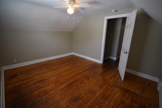 Building Photo - VIRTUAL SHOWINGS AVAILABLE - 4 Bedroom Hou...