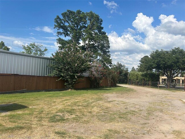 Foto del edificio - 16703 Grant Rd