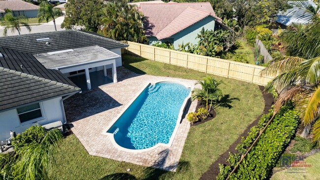 Foto del edificio - Beautifully renovated Tequesta POOL home 3...