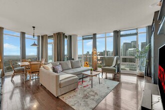 Building Photo - 231 Fort York Blvd