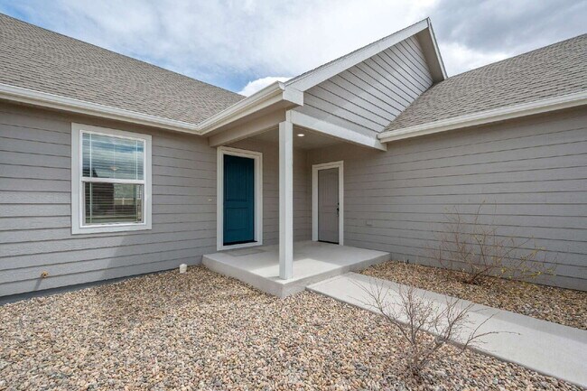Building Photo - Like New Single Family Home!
