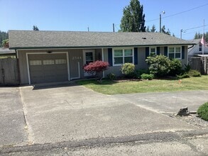 Building Photo - 2544 Maple St