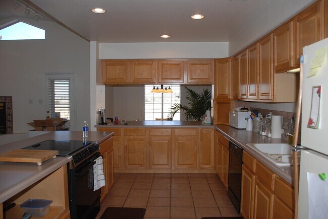 Foto del edificio - 584 Carmel Rd