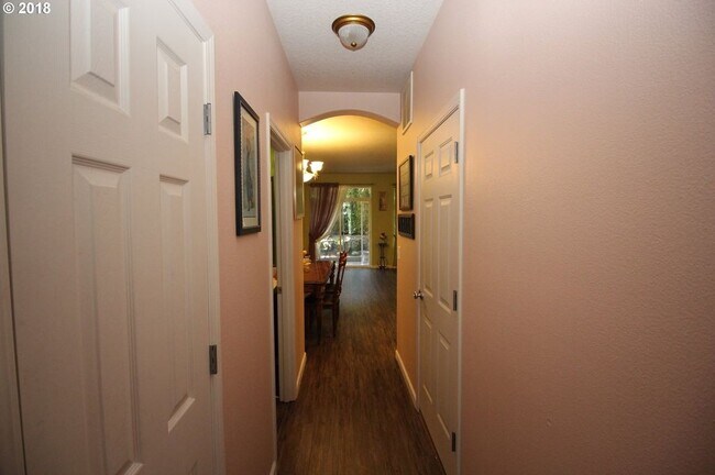 Building Photo - Bethany Area 3 bedroom !!! - Available to ...