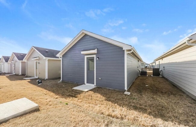 Building Photo - 1301 Clear Creek Dr