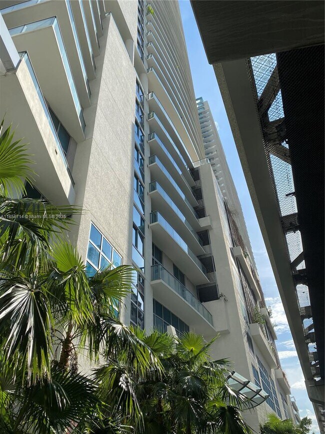 Building Photo - 1111 SW 1st Ave