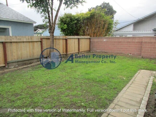 Foto del edificio - Upgraded 3 Bed 1 Bath HOUSE w/REFINISHED H...