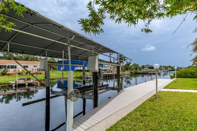Foto del edificio - QUINTESSENTIAL EXECUTIVE HOME WITH SAILBOA...