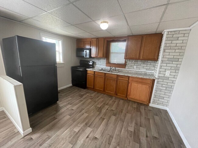 Building Photo - 2 Bed/1 Bath House
