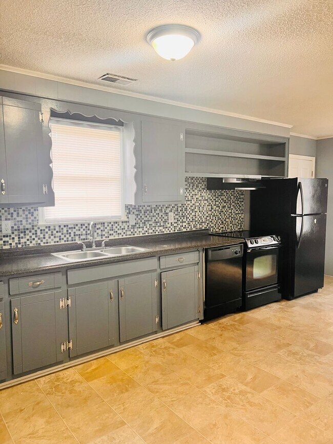 Building Photo - 3 Bedroom Home- Coming soon!