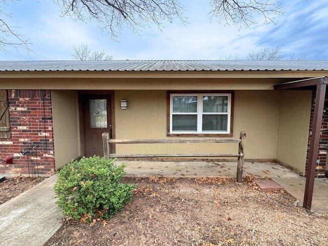 Building Photo - 200 Cedar Ln