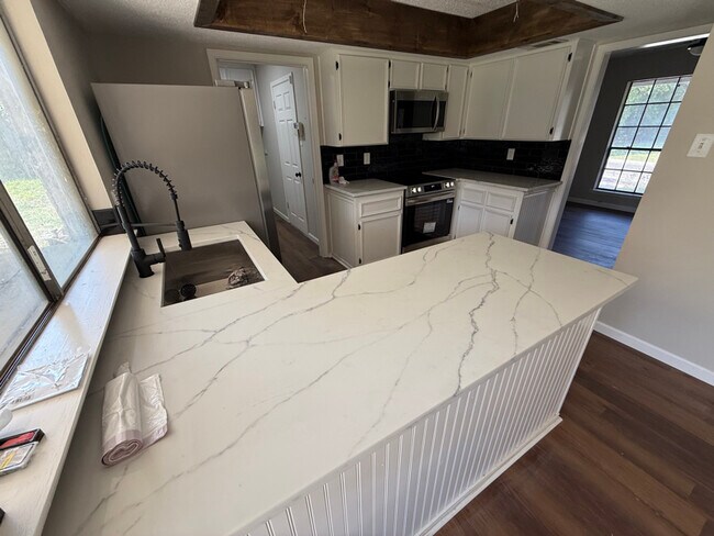Foto del edificio - 813 Cedar Oaks Ln