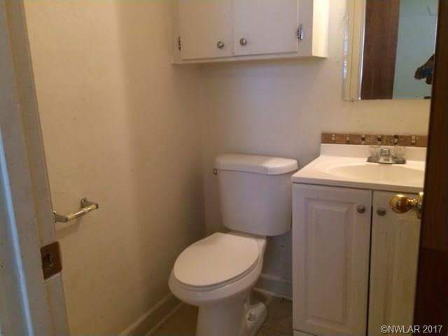 Master 1/2 bath - 1946 Maple street