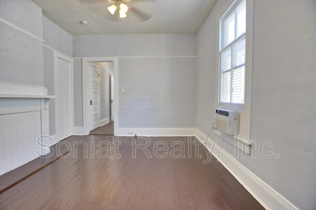 Building Photo - 2437 Lapeyrouse St