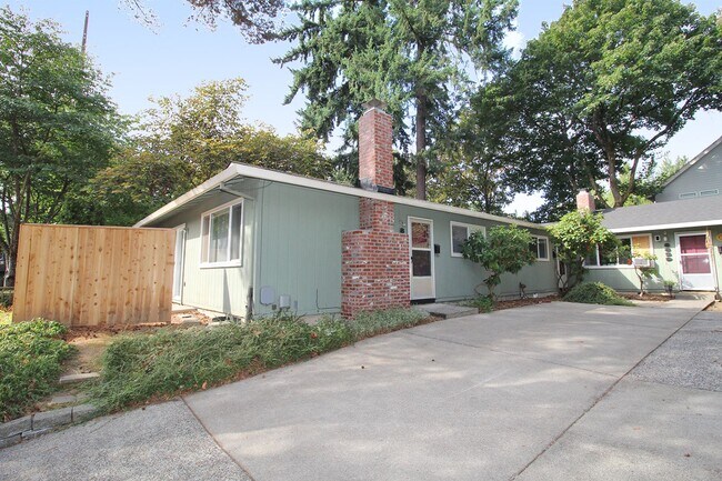 Building Photo - 8829-8833 SE 16th Ave