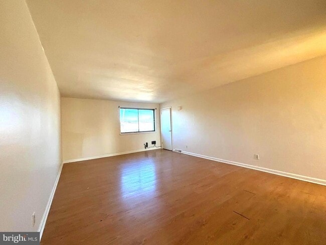 Building Photo - 819 Creek Rd