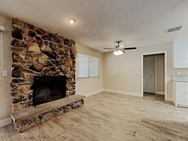 Building Photo - 3137 La Mesa Dr