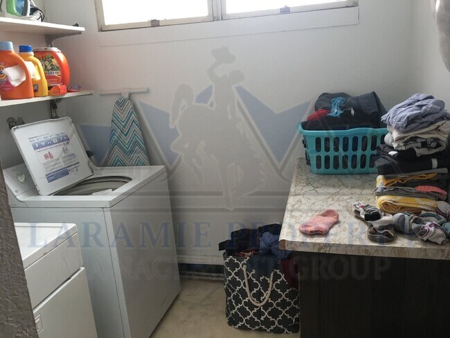 Building Photo - Spacious 5 Bedroom Duplex with 3 Full Bath...