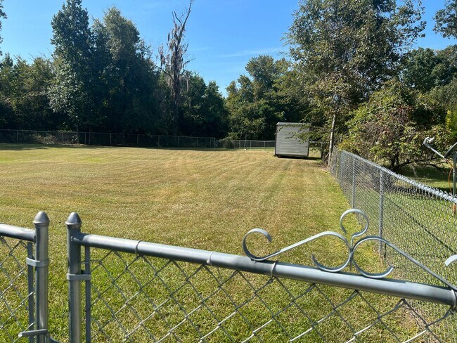 Building Photo - 621 Aztec Ln