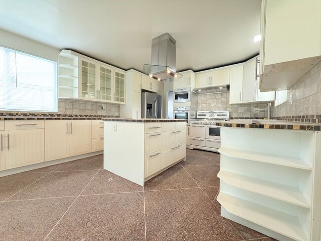 Building Photo - Beautiful Winnetka Home with Hardwood Floo...