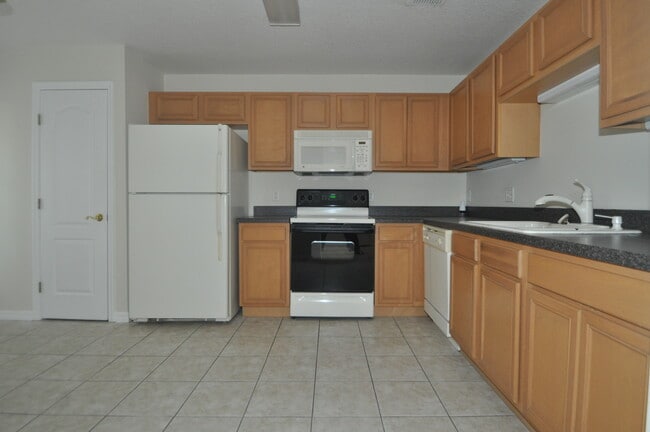 Building Photo - LAKE MARY: 3/2.5 Townhome in Feathers Edge