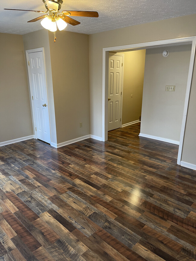 Foto del edificio - 705 Candlewood Dr