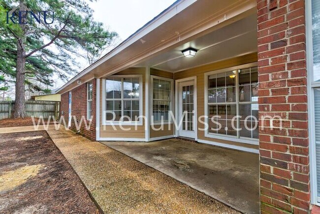 Building Photo - AVAILABLE NOW!!