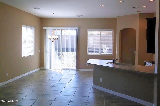 Foto del edificio - 5828 N Elton Pl