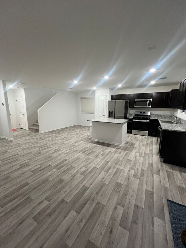 Building Photo - Move in today! 3 bed 2.5 bath 2 story beauty!