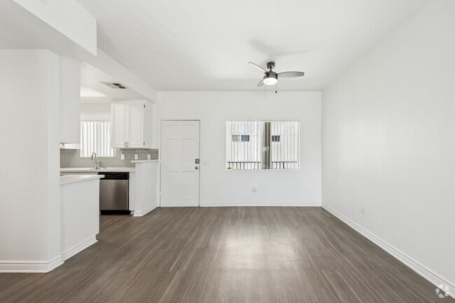 2BR, 2BA - 1283SF - Dining Room - NOHO Gallery South