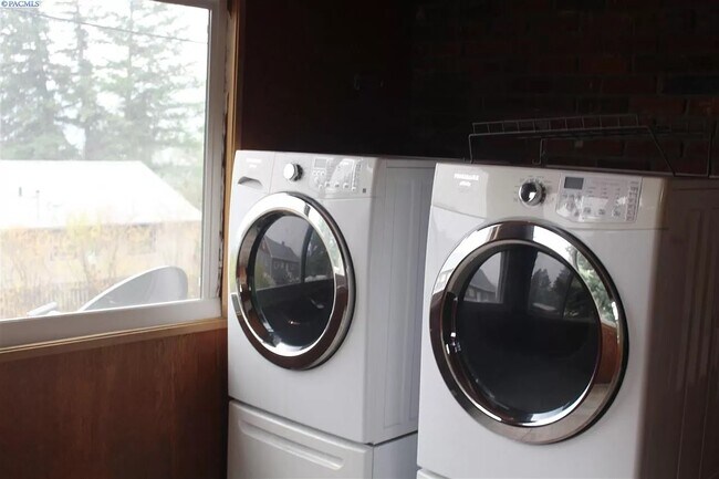 Laundry - 620 NW Fisk St