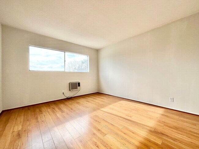 Building Photo - 1144 N Orange Grove Ave