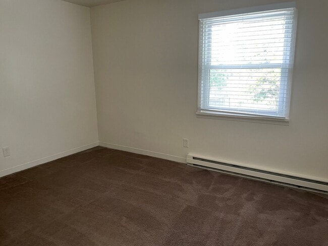 Building Photo - Large 2 bedroom apartment with washer/drye...