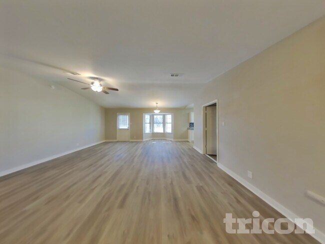 Building Photo - 921 Loganwood Dr